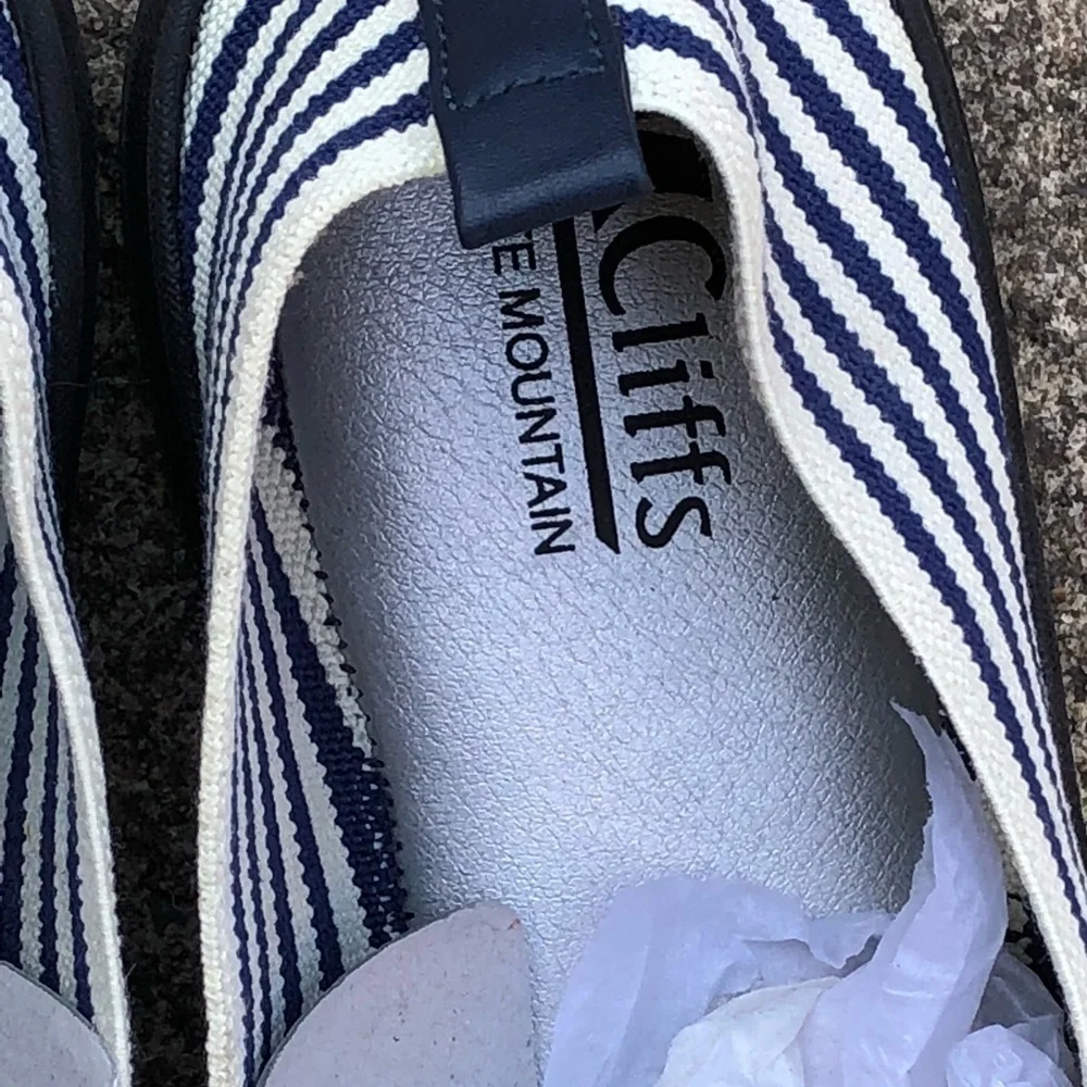 Cliffs by White Mountain Shoes - NEW